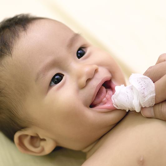 Dentist checking baby'e lip tie